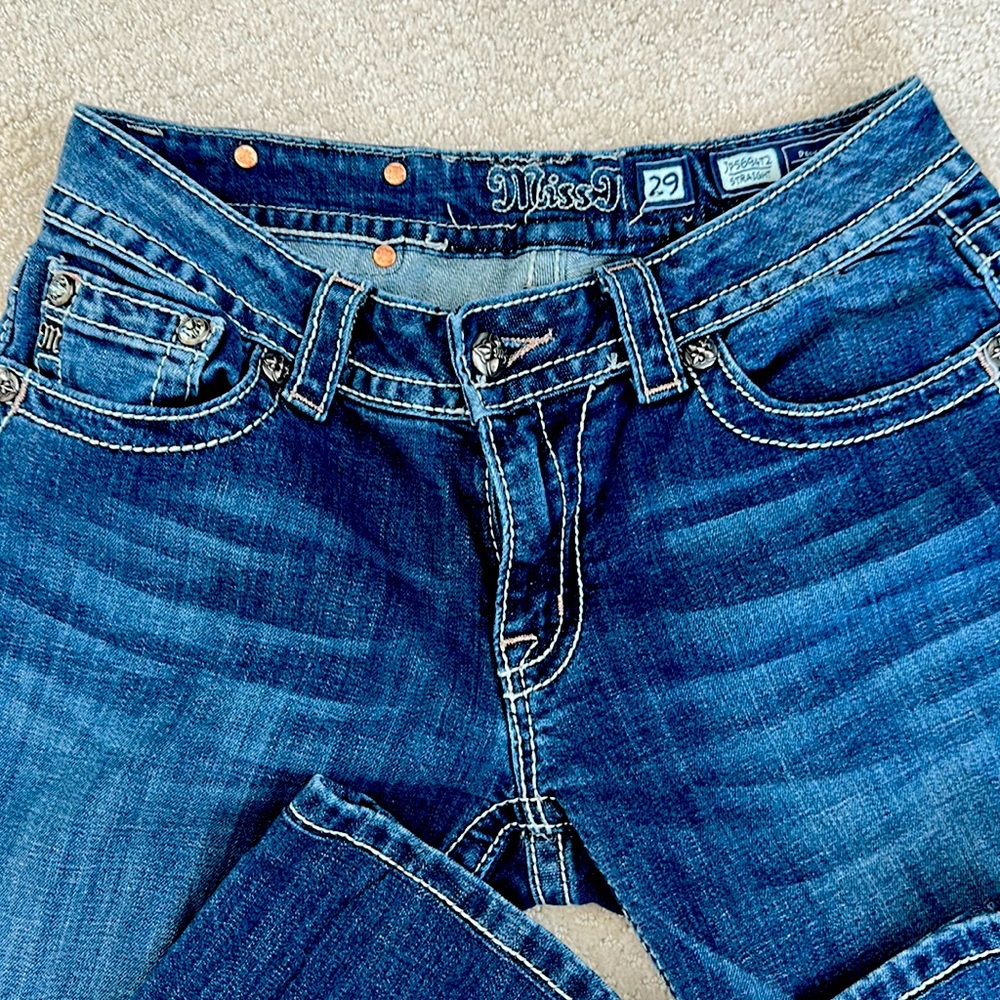 Miss Me jeans JP5694T2/STRAIGHT. Elaborate embroidered patch on back pockets